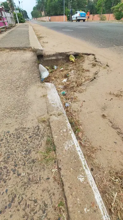 Dégradation de la chaussée à l'entrée du pont Namina