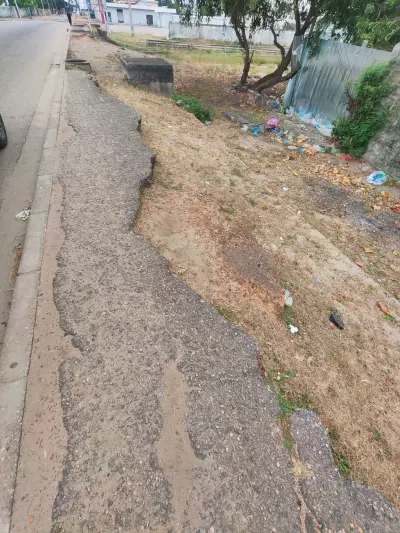 Dégradation avancée du trottoir sur la route du Lycée Raponda Walker