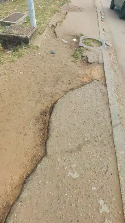 Dégradation avancée du trottoir sur la route du Lycée Raponda Walker