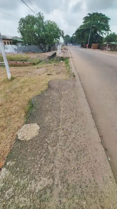 Dégradation avancée du trottoir sur la route du Lycée Raponda Walker